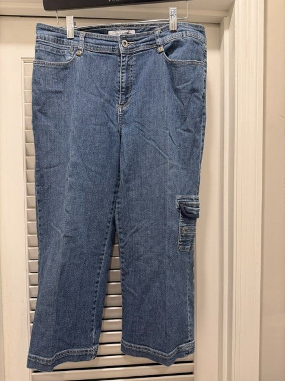 Chico's Women's Platinum Cargo Capri Jeans Med Wash Wide Leg Crop Denim Size 1